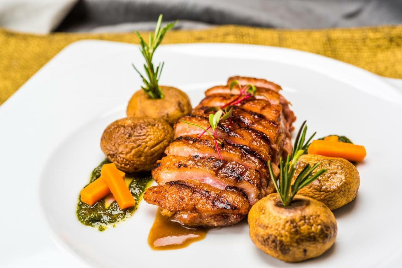 Cosmos 100 Hotel & Centro De Convenciones - Hoteles Cosmos Bogota Exterior photo A duck confit dish