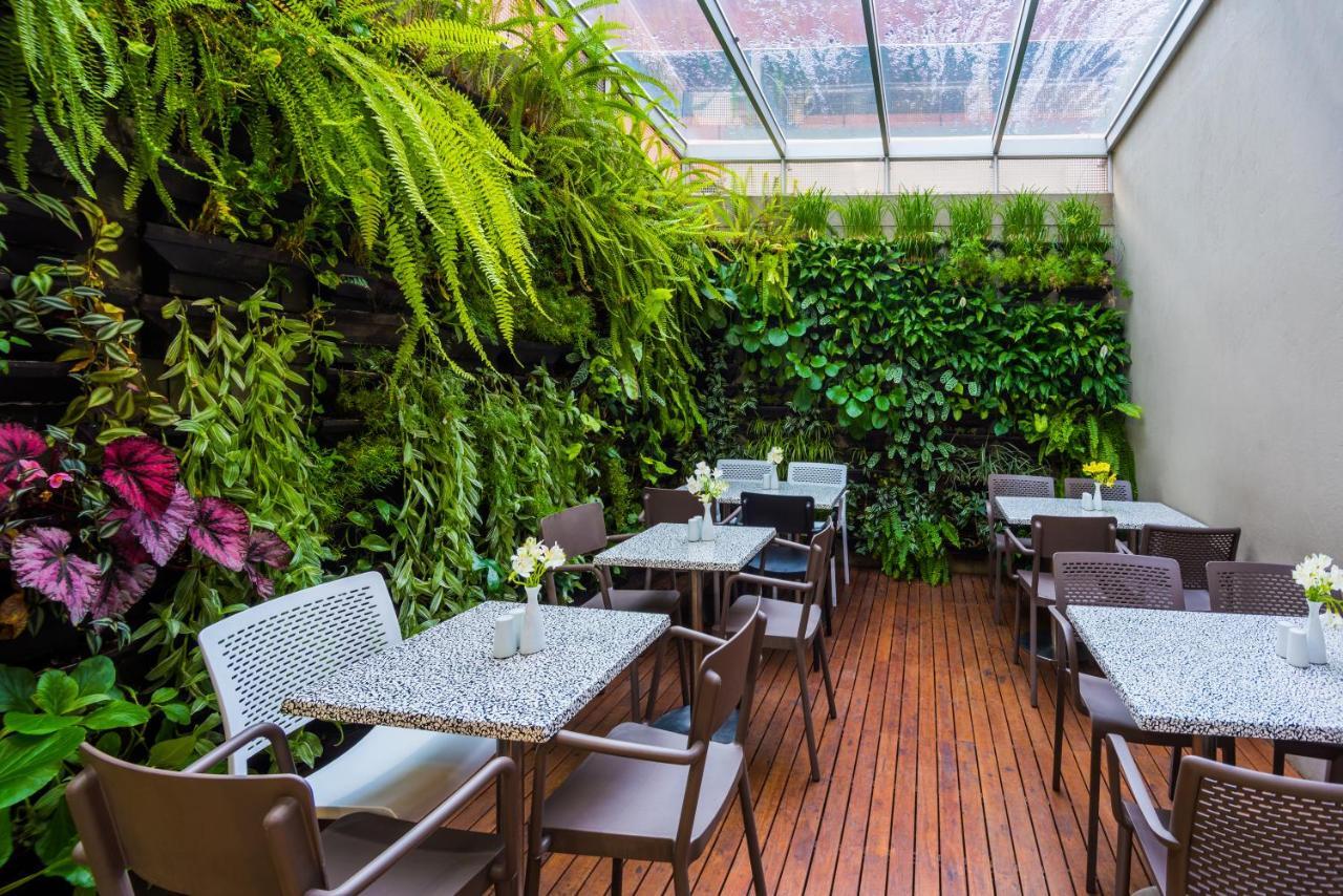 Cosmos 100 Hotel & Centro De Convenciones - Hoteles Cosmos Bogota Exterior photo Vertical garden in a restaurant